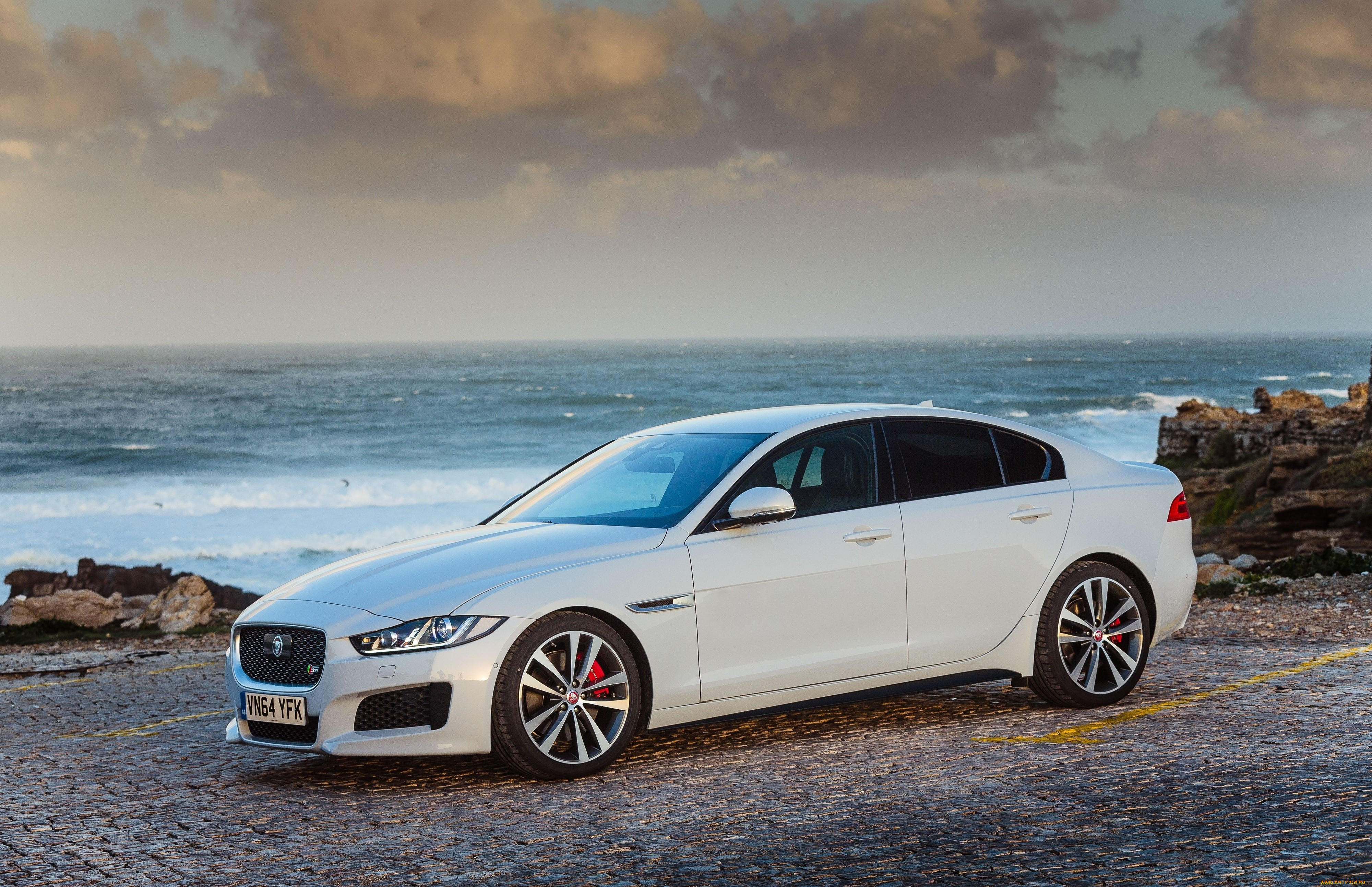 F s 2015. Jaguar xe 2016. Jaguar xe s. Jaguar xe белый. Ягуар Хе 2021 фото.